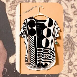 🏷️ 🆕 🎉 nwt! • black & white circle polka dot abstract v-neck top